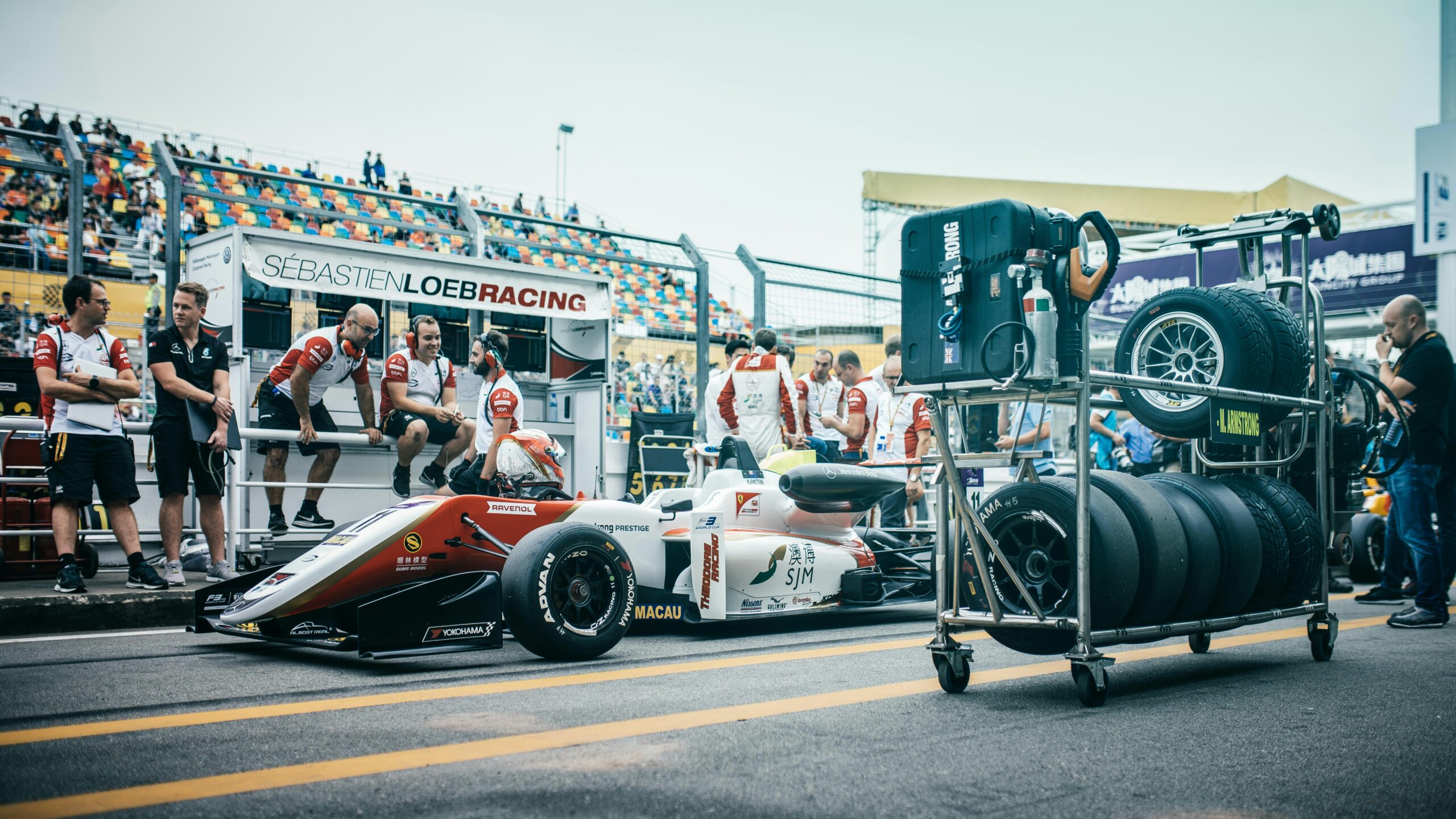 formula 1 pit stop crew racing